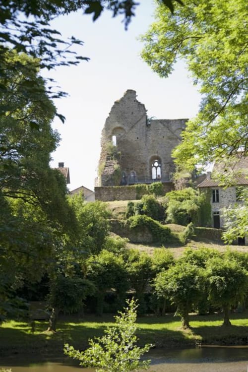 Ruines historiques du château du Domaine de Châlus-Chabrol, niché dans une verdure luxuriante près de Châlus, France