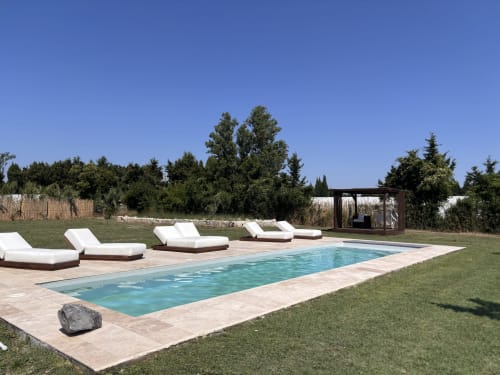 Piscine rectangulaire avec transats blancs au Domaine Mas Lafleur, gîte de charme en Provence à Châteaurenard