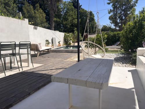 Terrasse Villa Lafleur au Domaine Mas Lafleur avec banc en bois, coin détente et chaise suspendue à Châteaurenard