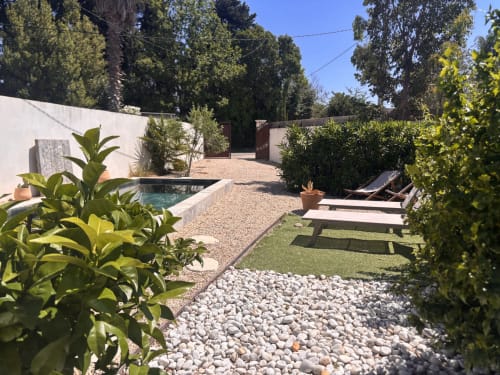 Cour de la Villa Lafleur au Domaine Mas Lafleur avec piscine, transats et jardin paysager à Châteaurenard
