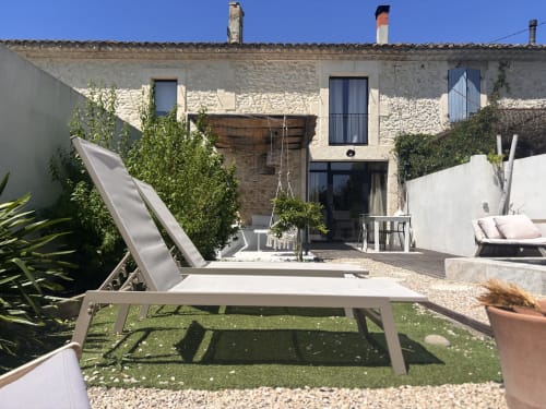 Cour de la Villa Lafleur avec chaises longues et maison en pierre, Domaine Mas Lafleur, Châteaurenard
