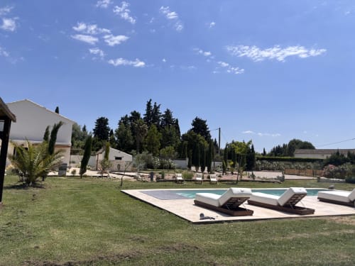 Mas Lafleur Chambres d'hôtes à Châteaurenard avec piscine, transats, jardins luxuriants et cyprès