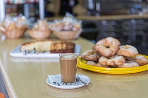 Café y pastelería en Hotel La Posada Cartagena, España - donas y productos de panadería expuestos