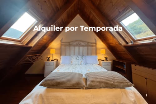 Acogedora habitación abuhardillada con vigas de madera, tragaluces, cama doble y vistas a las montañas en Vielha, España