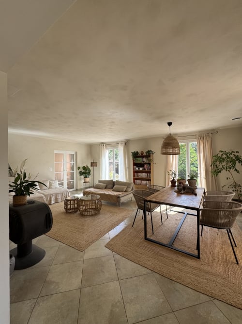 Spacieux salon ouvert à la villa Domaine d'Olga avec table à manger, sièges, vue sur le jardin et lumière naturelle
