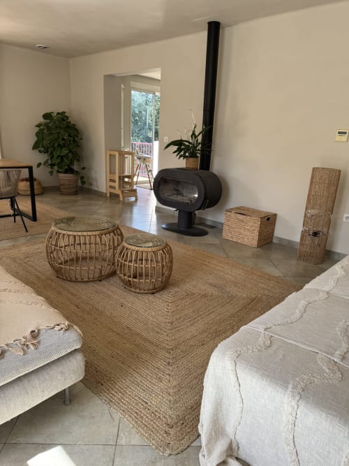 Salon moderne avec foyer, mobilier tissé et accès à la terrasse de la villa Domaine d'Olga à Aniane