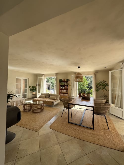 Séjour et salle à manger d'une villa moderne avec vue sur le jardin au Domaine d'Olga, Aniane - hébergement de luxe naturel