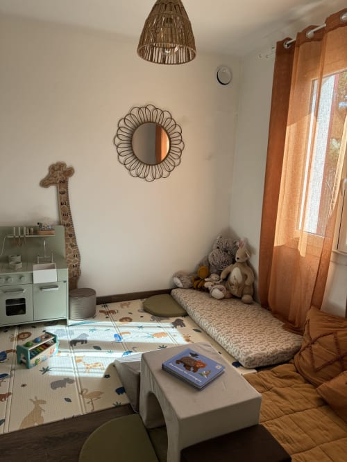 Chambre d'enfant à la villa Domaine d'Olga à Aniane, avec jouets, cuisine de jeu et lit douillet