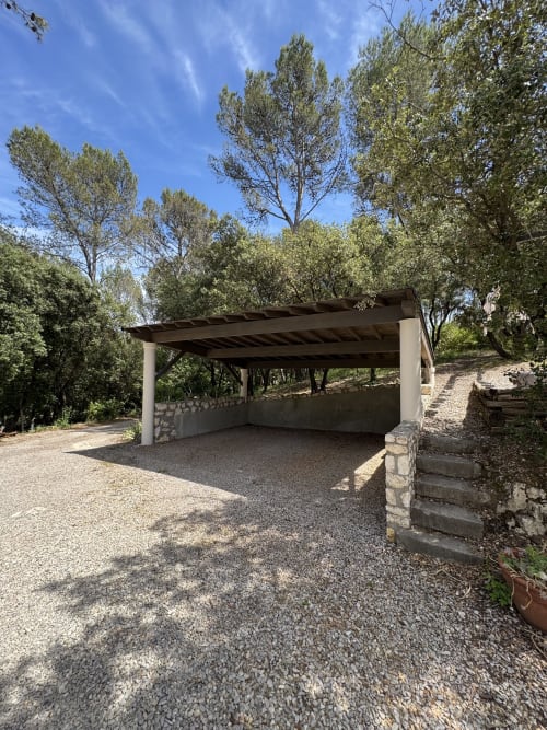 Carport moderne avec toit pergola au cœur des oliviers méditerranéens de la villa Domaine d'Olga à Aniane, France