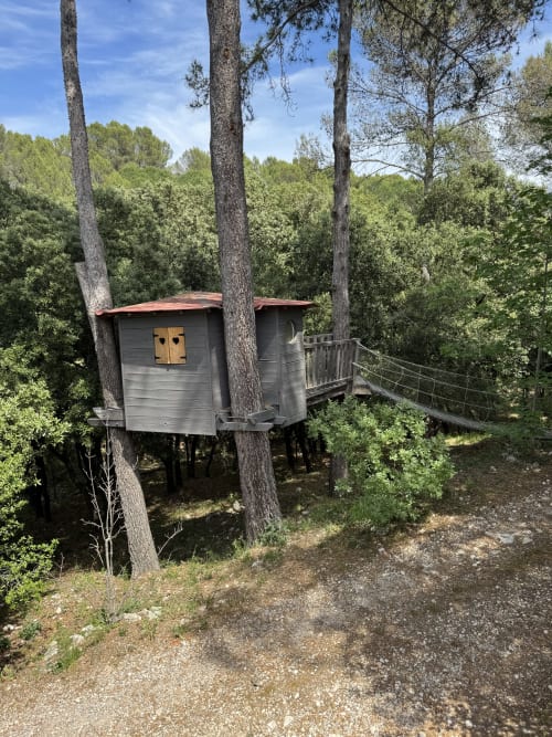 Lodge cabane dans les arbres entouré de forêt au Domaine d'Olga, une villa nature en Aniane, France