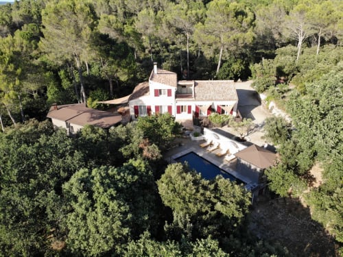 Vue aérienne de la villa Domaine d'Olga à Aniane avec piscine, jardin et arbres méditerranéens