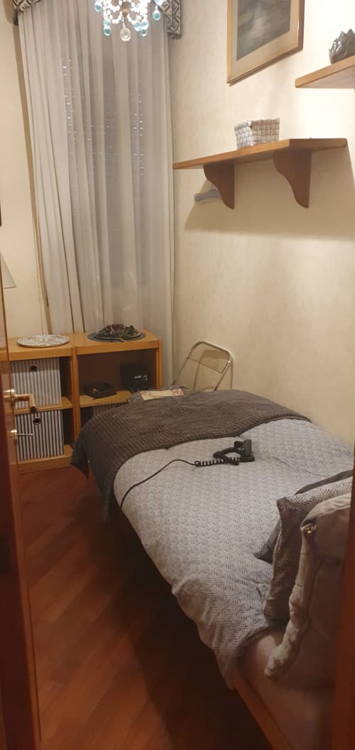 Cozy bedroom at Myob apartment in Roma with twin beds, wooden shelving, curtains, and accessible design