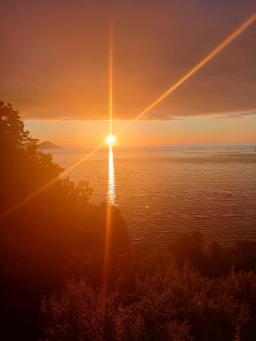 Coucher de soleil spectaculaire sur la Méditerranée depuis la chambre de l'hôtel Les Asphodeles à Partinello, France