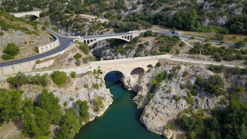 Vue aérienne des gorges de la rivière turquoise avec pont moderne près du Domaine d'Olga, Aniane
