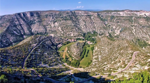 Vue aérienne du Domaine d'Olga niché dans la vallée de l'Hérault près d'Aniane, entouré de falaises calcaires spectaculaires