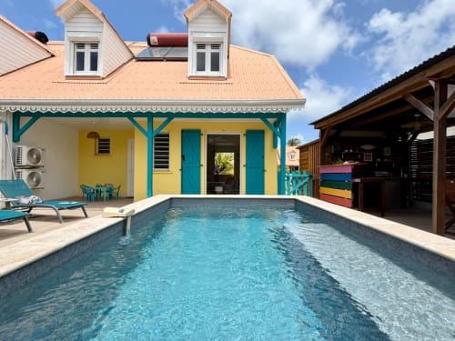 Villa colorée aux façades turquoise et jaune, piscine et patio couvert à Kay Lakansiel au Vauclin