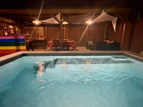 Piscine intérieure de l'hôtel Kay Lakansiel au Vauclin avec éclairage du soir et espace restauration aménagé