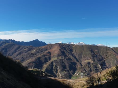 Vista del valle de montaña desde la Casa Rural Posada Real de Pajares en los Pirineos españoles con picos nevados