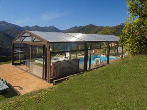 Piscina cubierta de cristal con vistas a la montaña en Casa Rural Posada Real en Pajares, España, con piscina climatizada y