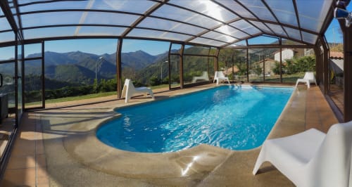 Piscina climatizada techada con vistas a las montañas en Casa Rural Posada Real de Pajares, España