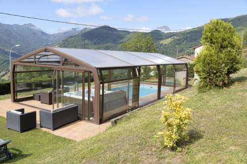 Toldo retráctil de piscina en Casa Rural Posada Real de Pajares con vistas a las montañas en Pajares, España