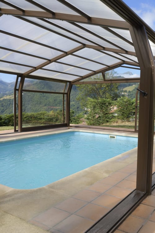 Piscina cubierta climatizada con vistas a las montañas en Casa Rural Posada Real de Pajares, Asturias, España