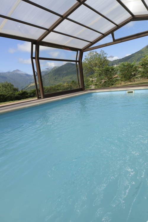 Piscina climatizada cubierta con vistas a las montañas en Casa Rural Posada Real de Pajares, Asturias, España