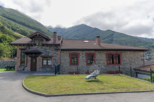 Casa Rural Posada Real de Pajares, vivienda de piedra con vistas a la montaña, jardín y comodidades modernas en Pajares, España