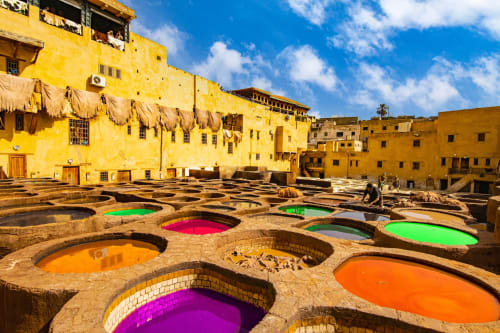 Cuves traditionnelles de tannerie en cuir aux teintures colorées à Fès, Maroc près du Riad Fes Aicha
