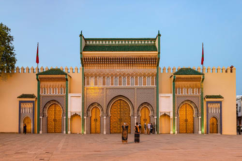 Portes du Palais Royal à Fès, Maroc avec portes dorées ornementales et toit en zellige vert près du Riad Fes Aicha