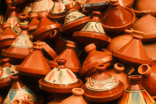 Tagines en terre cuite colorée et poterie marocaine traditionnelle au Riad Fes Aicha de Fès