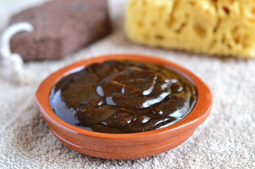 Sauce au chocolat marocaine aux amandes dans un bol en terre cuite au Riad Fes Aicha, Fès