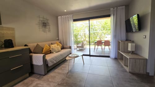 Appartement moderne T2 à Domaine Lantana Lecci avec séjour, vue sur terrasse et accès au jardin