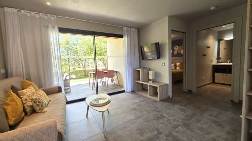 Appartement-jardin moderne T2 au Domaine Lantana à Lecci avec séjour, accès terrasse et salle de bain