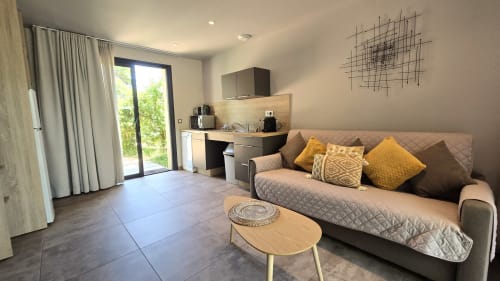 Appartement moderne T2 à Domaine Lantana à Lecci avec kitchenette, canapé et accès au jardin