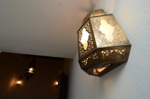 Lanterne murale en laiton ajouré avec panneaux de filigrane, élément décoratif dans une chambre de l'hôtel Le Cèdre d'Argent, Fès