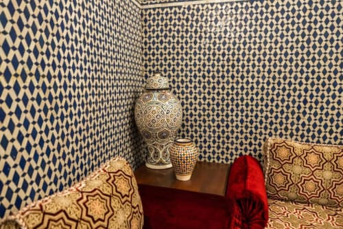 Chambre de style marocain au Cèdre d'Argent à Fès avec murs aux motifs géométriques bleus, vases céramiques ornés