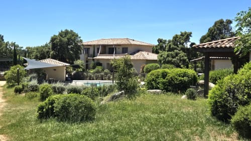 Domaine Lantana B&B à Lecci avec villa en pierre, jardins, piscine et pergola sous un ciel dégagé