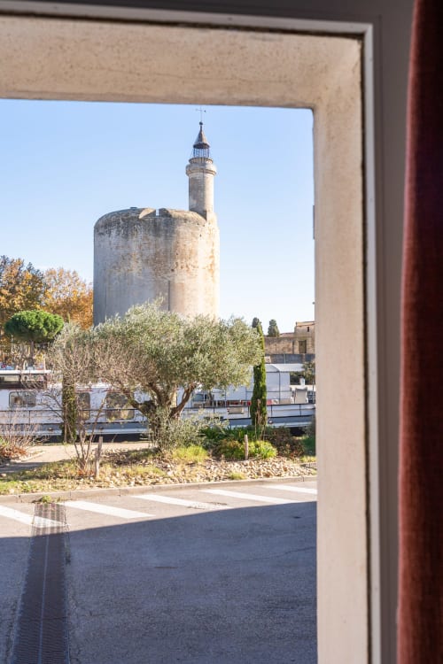 Tour médiévale avec minaret à Aigues-Mortes vue depuis la fenêtre de la chambre de la Maison des Croisades