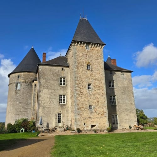 Château médiéval en pierre aux trois tours du Domaine de Châlus-Chabrol à Châlus, France