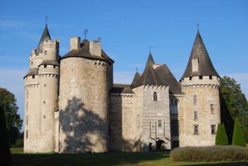 Château médiéval du Domaine de Châlus-Chabrol avec tours et tourelles en pierre à Châlus, France