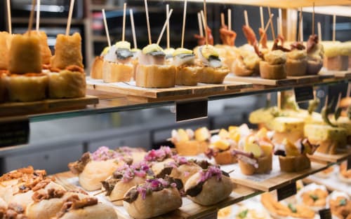 Exposición de tapas y pintxos gourmet de la oferta culinaria del Hotel Boutique Zahara en Cádiz, España