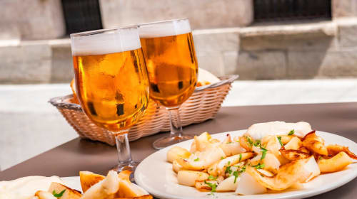 Dos copas de cerveza y camarones fritos como aperitivo en Hotel Boutique Zahara, Cádiz