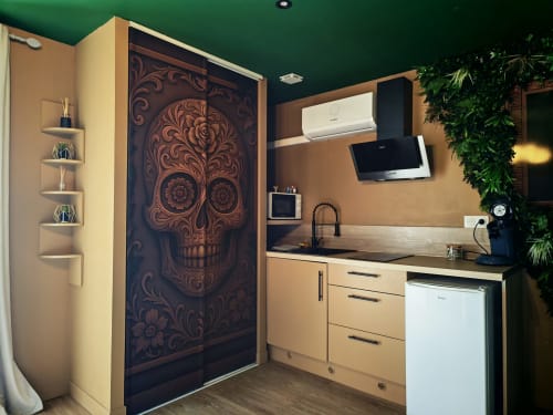 Cuisine moderne du Love Room avec porte crâne décoré, plafond vert, meubles en bois et plantes à l'hôtel L'expérience, L'Étrat