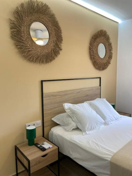 Habitación Superior Moderna en Grampy Boutique Hostal con cama, espejos tejidos en la pared y vista a la ciudad