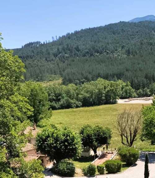 Gîte du Domaine de la Méouge avec vue sur les montagnes, vallée verdoyante et collines boisées à Barret-sur-Méouge