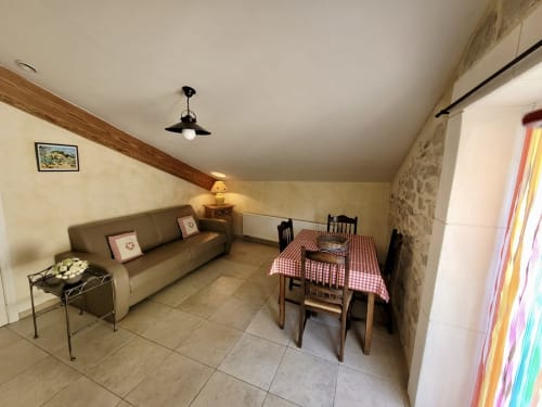 Séjour douillet à la Domaine de la Méouge avec canapé, table à manger et vue sur les montagnes