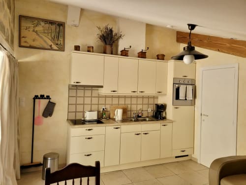 Cuisine cottage crème au Domaine de la Méouge avec armoires blanches, dosseret carrelé et décor vintage à Barret-sur-Méouge