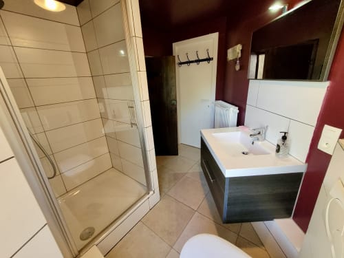 Salle de bain moderne du gîte de la Source au Domaine de la Méouge à Barret-sur-Méouge, avec douche, double vasque et teintes bourgogne