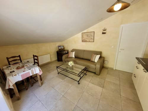 Séjour douillet au Domaine de la Méouge avec table à manger, canapé et vue sur les montagnes à Barret-sur-Méouge
